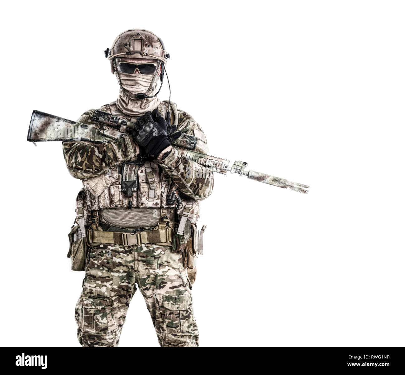 Studio shot Portrait von Special Forces Soldat in Uniform mit Waffe. Stockfoto