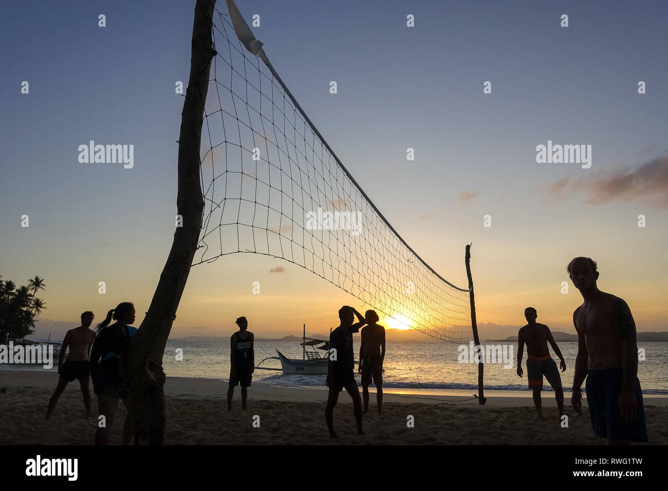 Volleyball Spiel und Spieler auf General Luna Strand bei Sonnenuntergang - Siargao, Philippinen Stockfoto