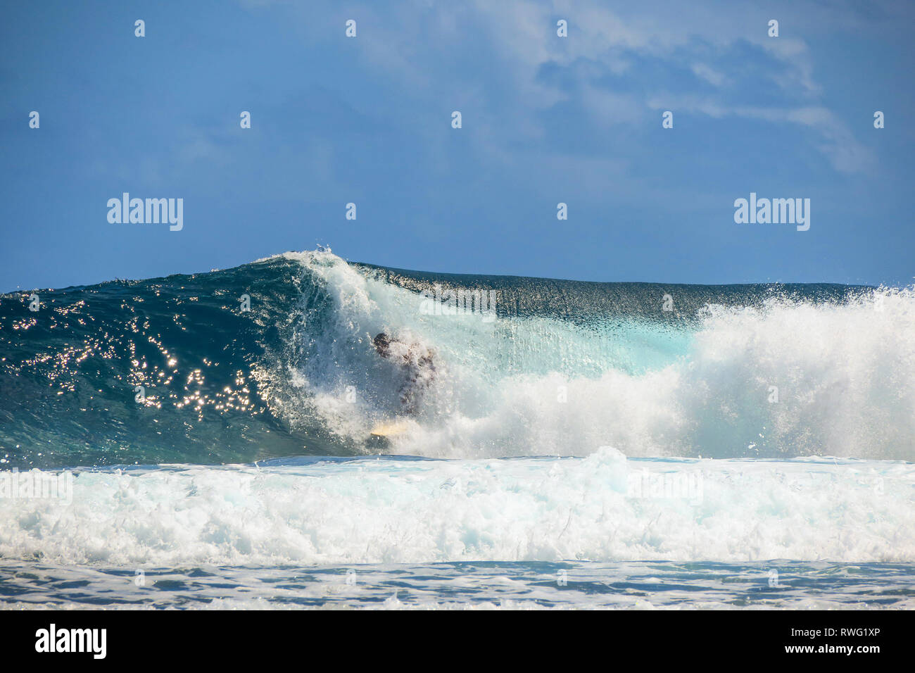 Surfer in Barrel Wave auf Wolke 9 - Siargao, Philippinen Verschlucken Stockfoto