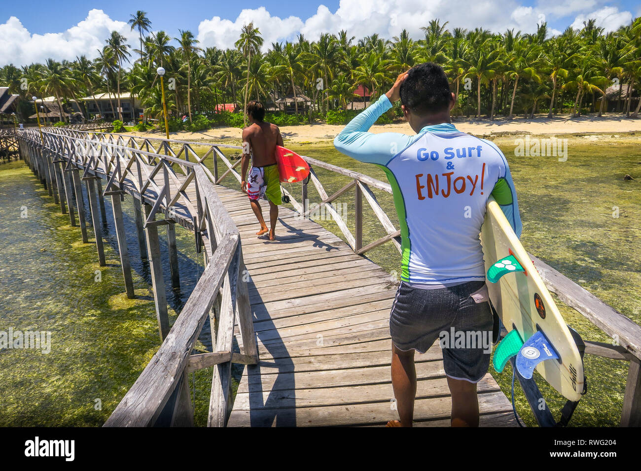 Surfer, die Surfbretter Beim Spaziergang an der Promenade - Wolke 9, Siargao - Philippinen Stockfoto