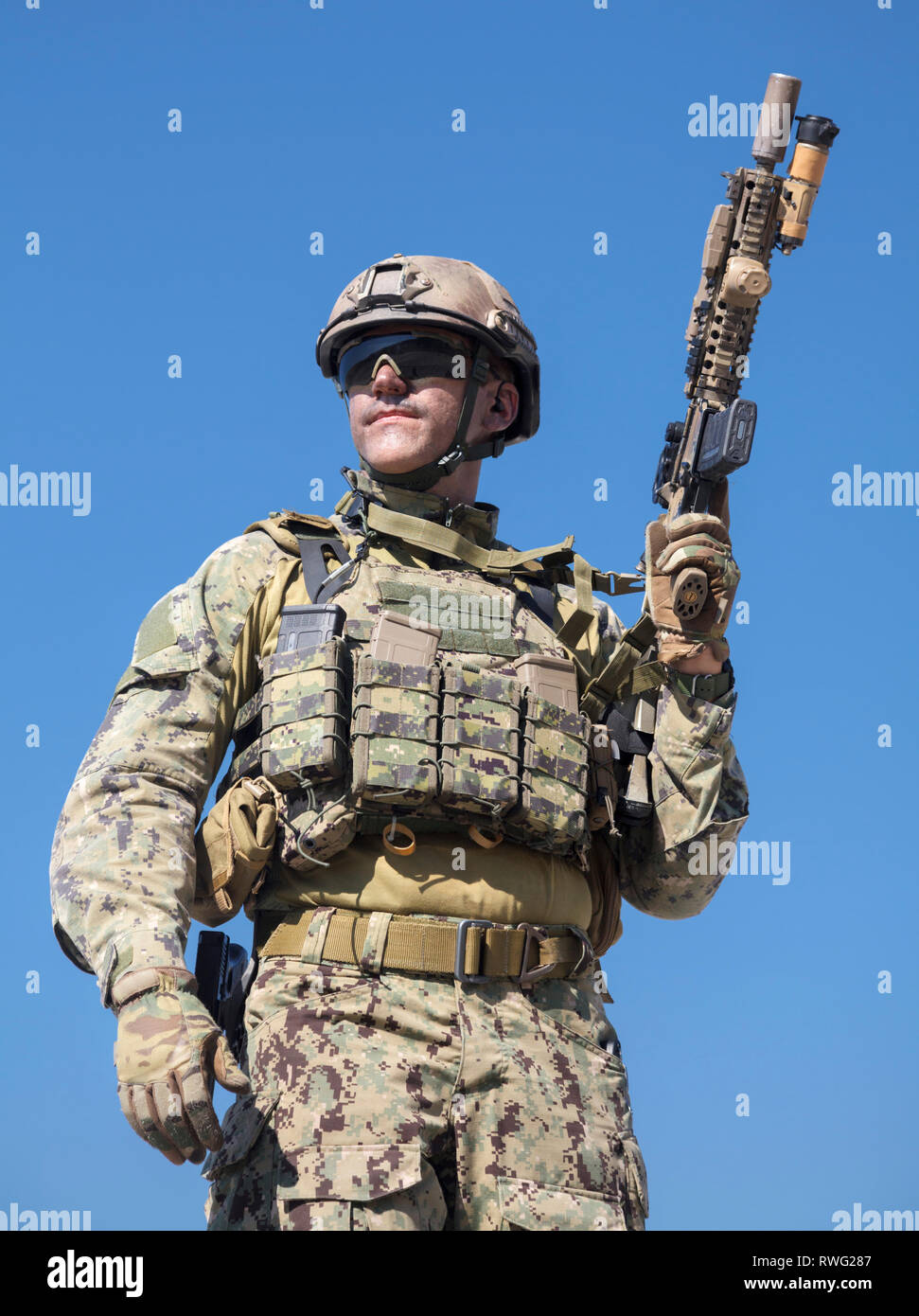 Low Angle View von Special Forces Soldat in Uniform mit Waffe. Stockfoto