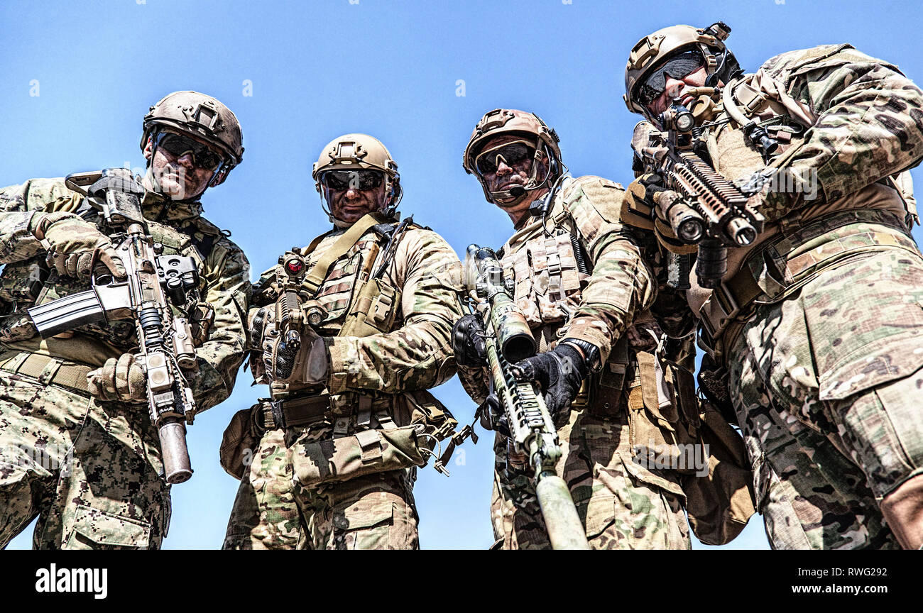 Low Angle View von Special Forces Soldaten im Feld Uniformen mit Waffen. Stockfoto