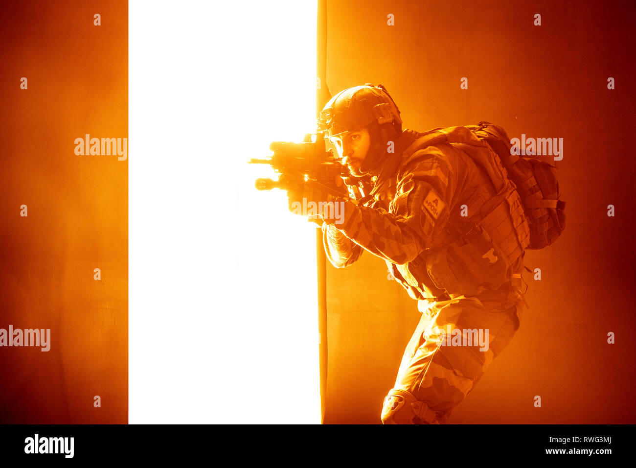 Französische Fallschirmjäger Feuern Waffe. Stockfoto