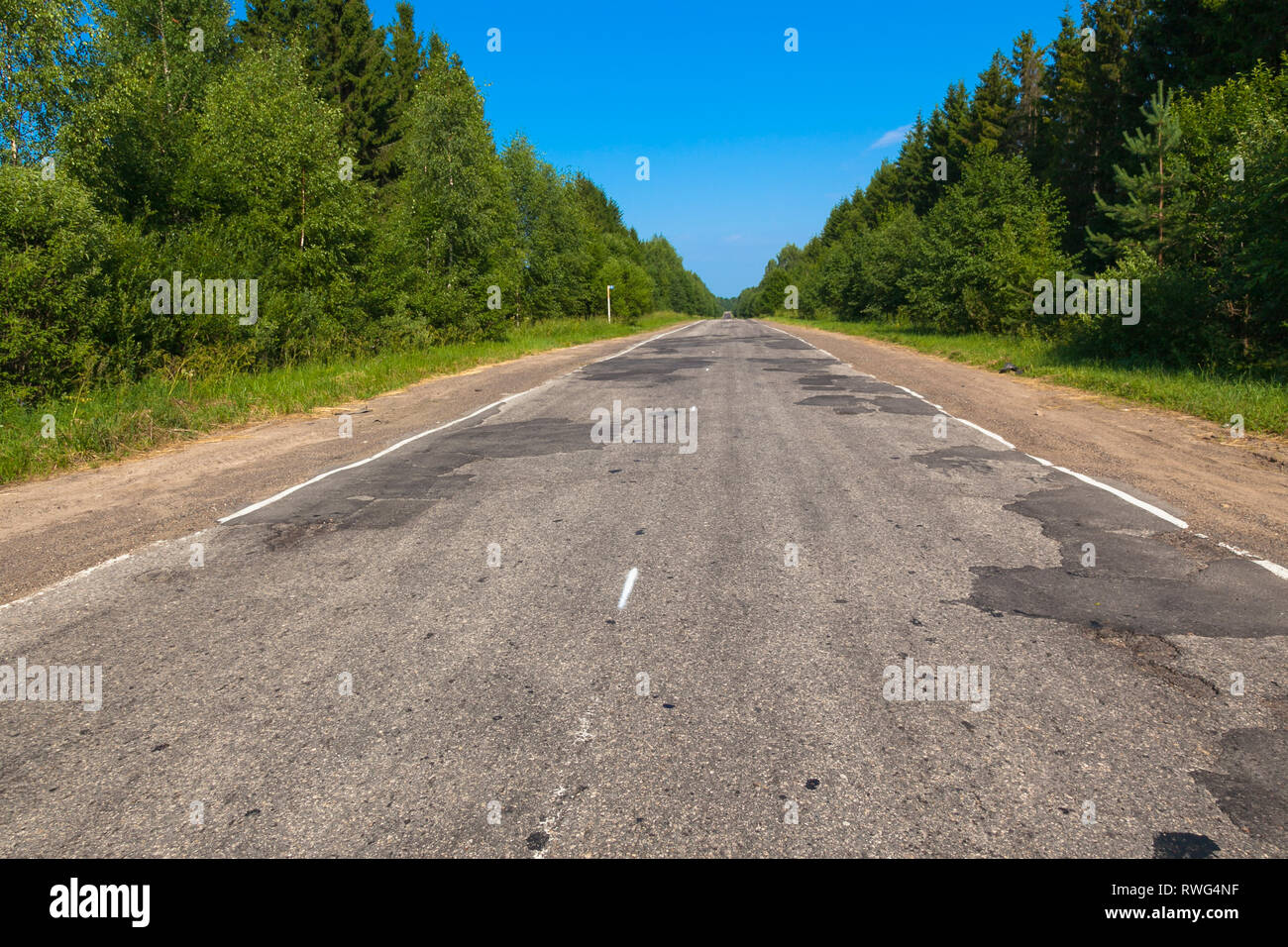 Schlecht asphaltierte Straße im Sommer in Russland. Region Tver. Seliger Stockfoto
