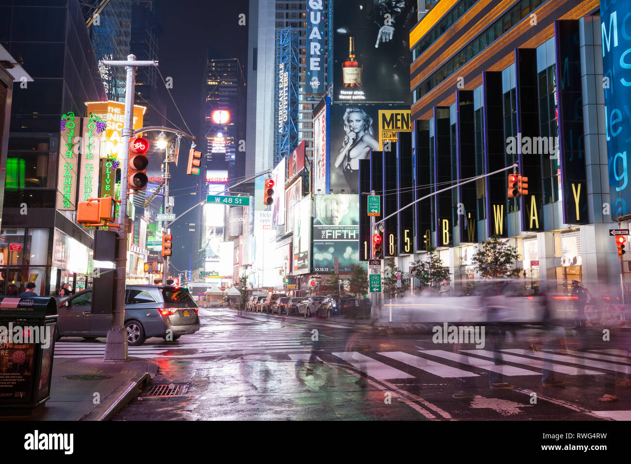 NEW YORK, USA - 20. SEPTEMBER 2013: night street Broadway in New York. Gelbes Taxi, viele Menschen und Werbung outdoor Stockfoto