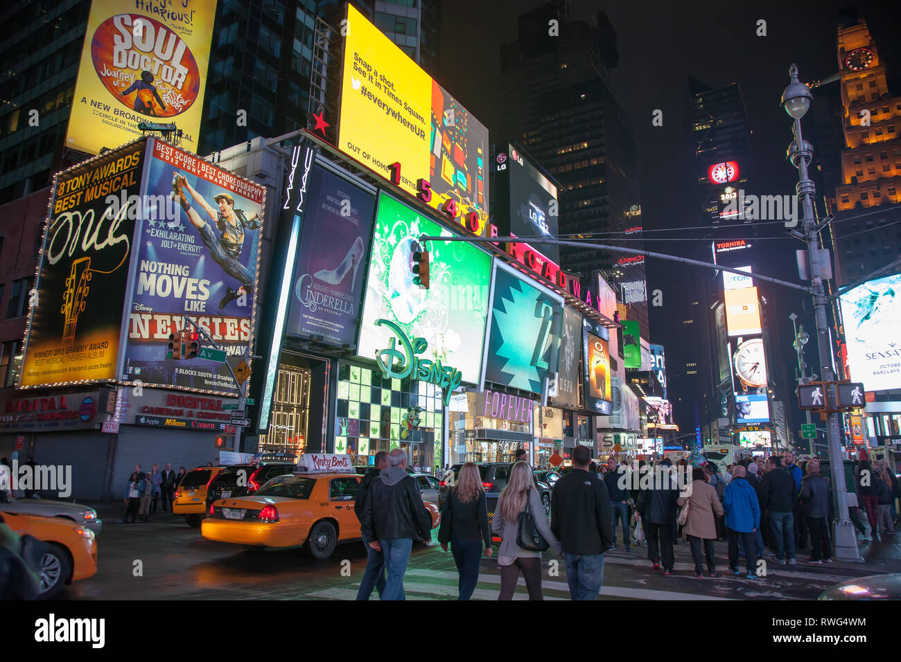 NEW YORK, USA - 20. SEPTEMBER 2013: night street Broadway in New York. Gelbes Taxi, viele Menschen und Werbung outdoor Stockfoto