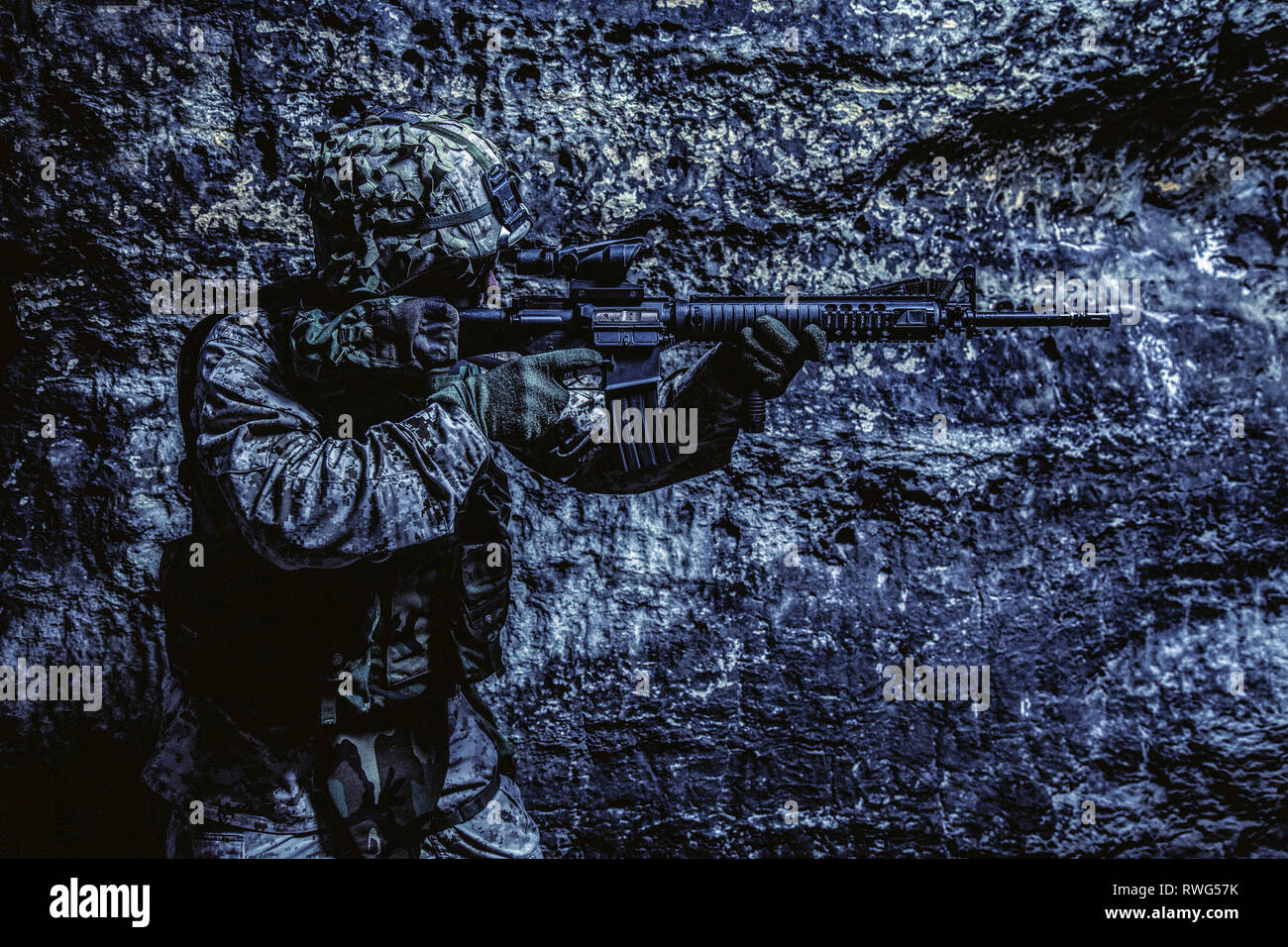 Us Marine Corps Soldat in Aktion an einem düsteren Nacht im Schutz der Dunkelheit. Stockfoto