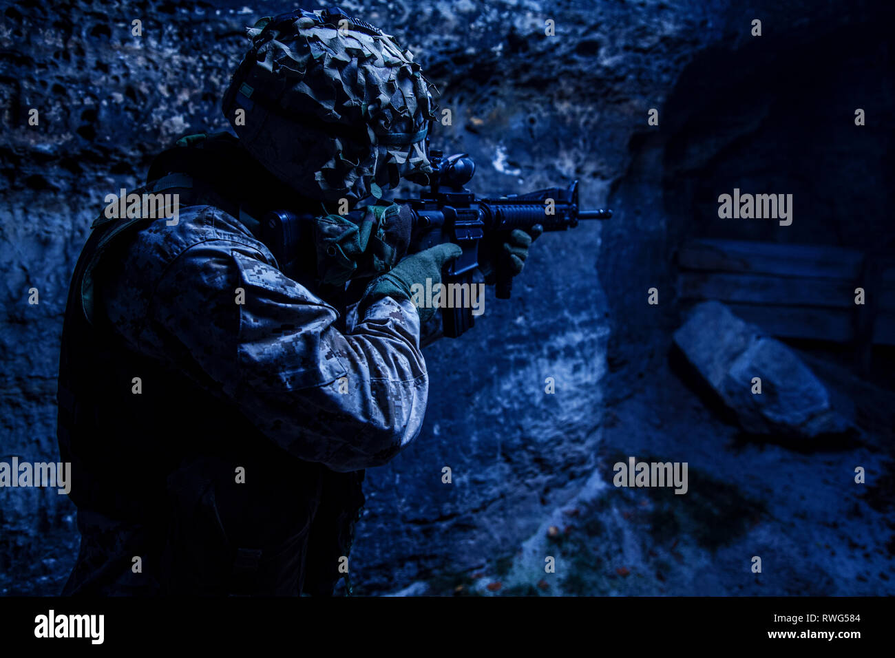 Us Marine Corps Soldat in Aktion an einem düsteren Nacht im Schutz der Dunkelheit. Stockfoto