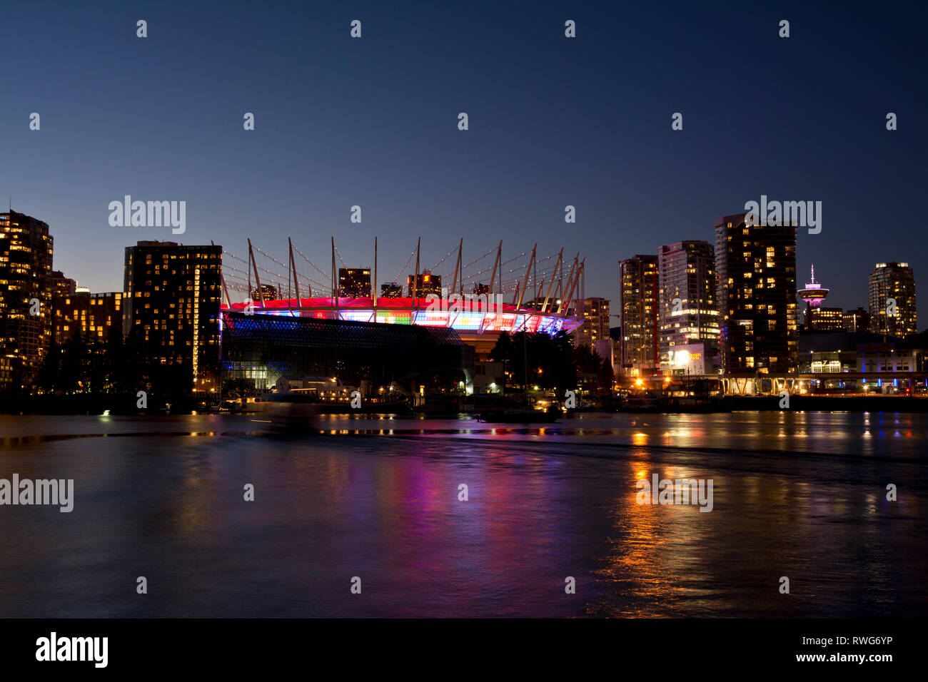 BC Place Stadium und Vancouver City Skyline auf False Creek. BC Place leuchtet mit internationalen Flaggen für die Kanada Sevens Rugby Turnier 2019. Stockfoto