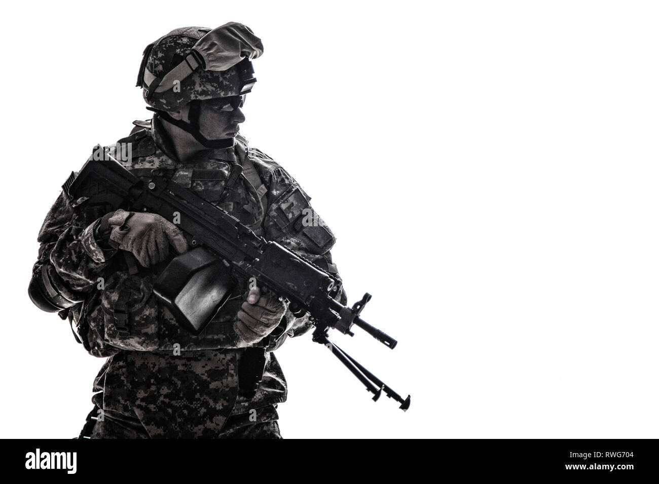 Porträt einer amerikanischen Streitkräften Soldat mit einem leichten Maschinengewehr. Stockfoto