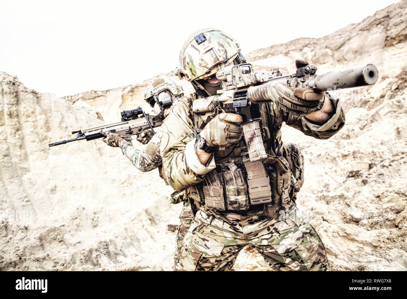 Commandos suchen und angreifenden Feind in der Wüste. Stockfoto