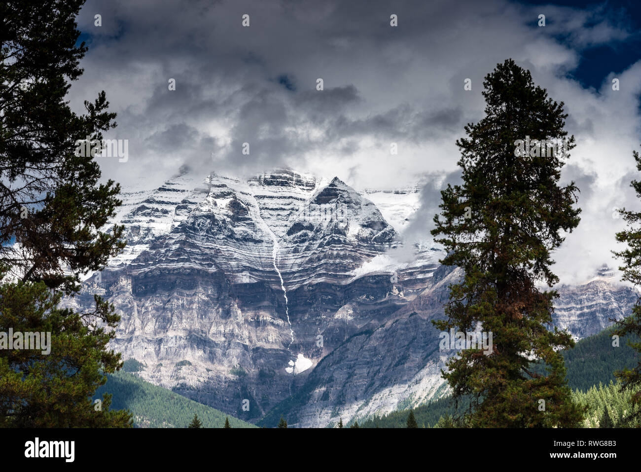 9. SEPTEMBER 2016, MT. ROBSON PROVINCIAL PARK, BRITISH COLUMBIA, KANADA: Blick auf den Mount Robson vom Besucherzentrum des Mount Robson Provincial P Stockfoto