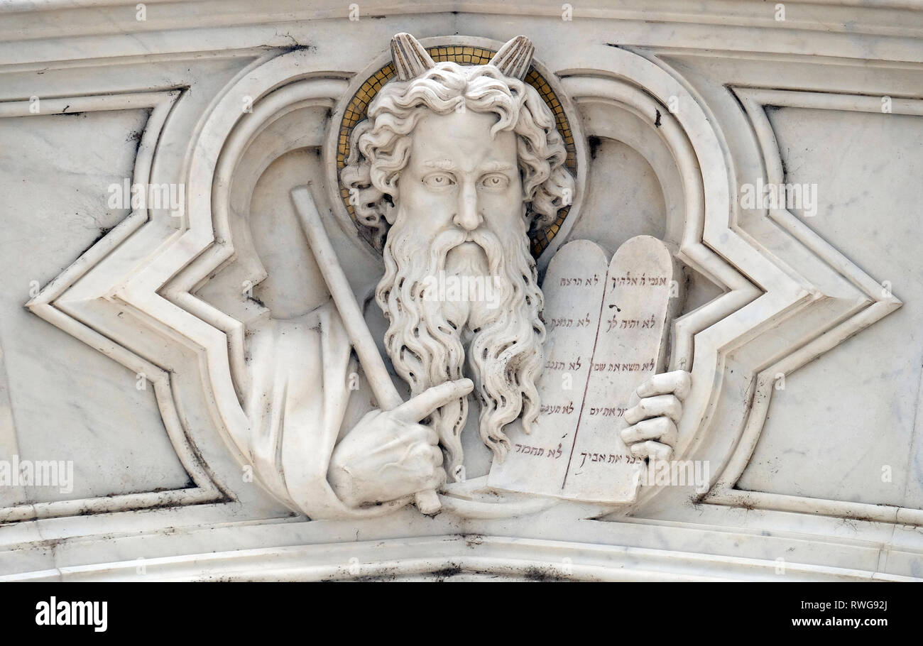 Mose, Relief an der Fassade der Basilika von Santa Croce (Basilika des Heiligen Kreuzes) - berühmte Franziskanerkirche in Florenz, Italien Stockfoto