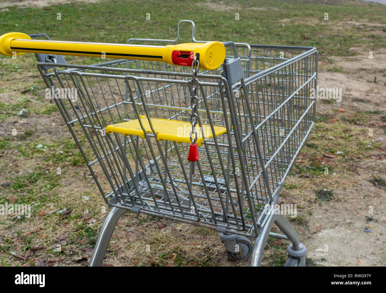 Verlassene Einkaufswagen Tag im Freien Nahaufnahme Stockfoto