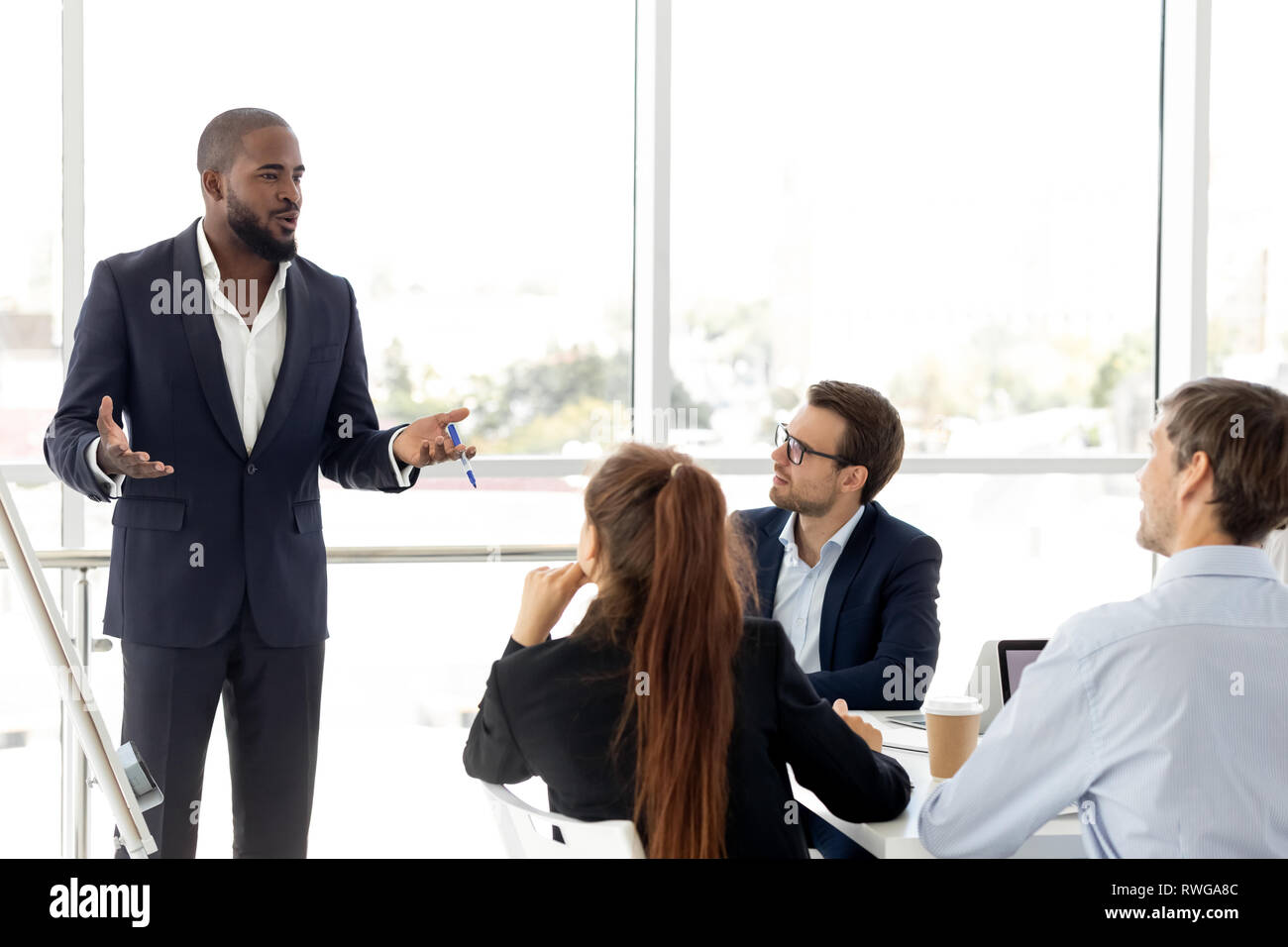 African Business Coach in der Klage, die Präsentation für Kunden Stockfoto