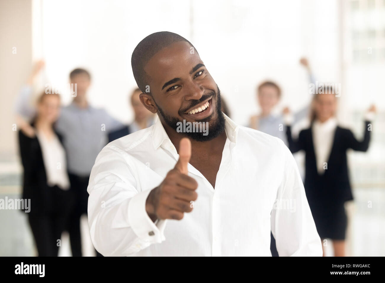Afrikanische client angezeigt Thumbs up fühlt sich gut Service zufrieden empfangen Stockfoto