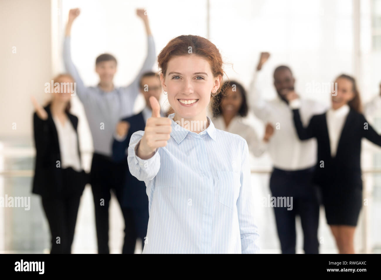 Client mit Daumen hoch mit Service Mitarbeiter im Hintergrund zufrieden Stockfoto