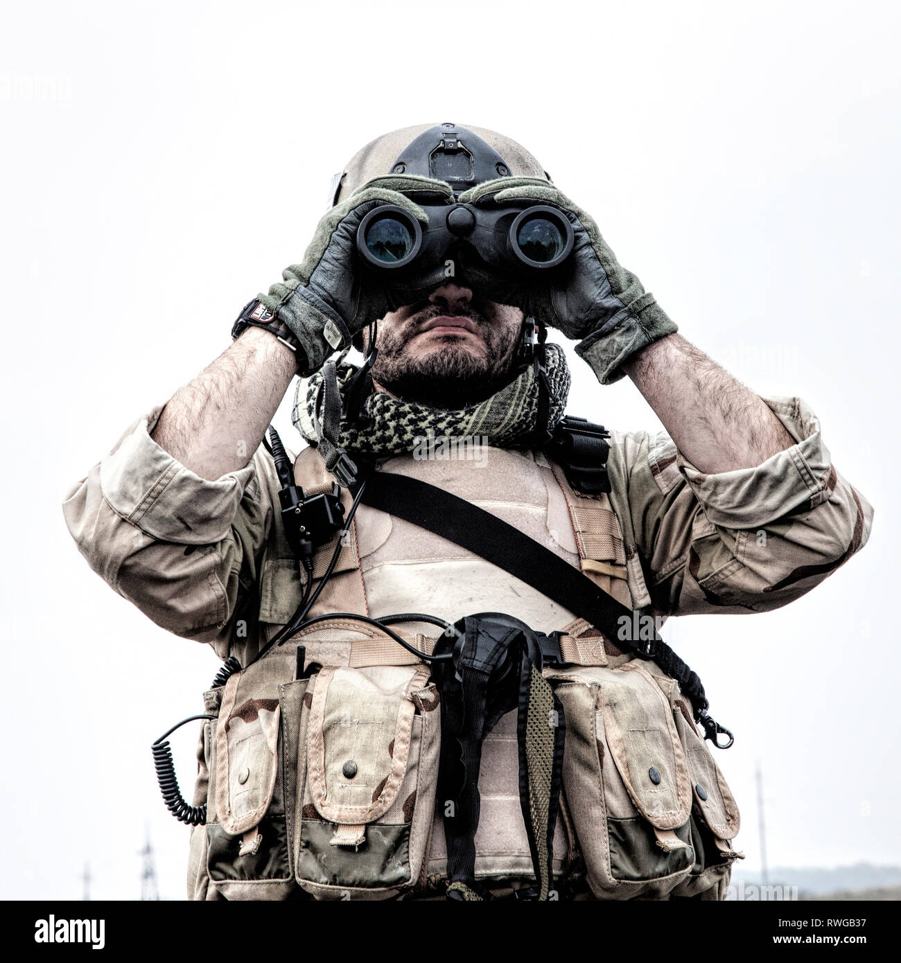 Navy SEAL scout Blick durch ein Fernglas Gelände und Suche für feindliche Ziele zu beachten. Stockfoto