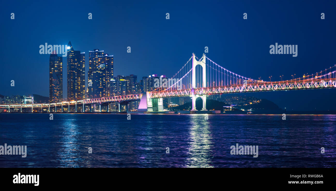 Gwangan Brücke und Wolkenkratzer in der Nacht. Busan, Südkorea Stockfoto