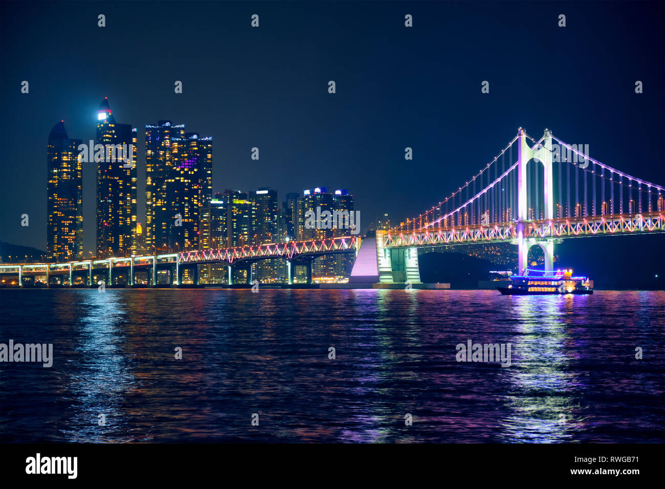 Gwangan Brücke und Wolkenkratzer in der Nacht. Busan, Südkorea Stockfoto