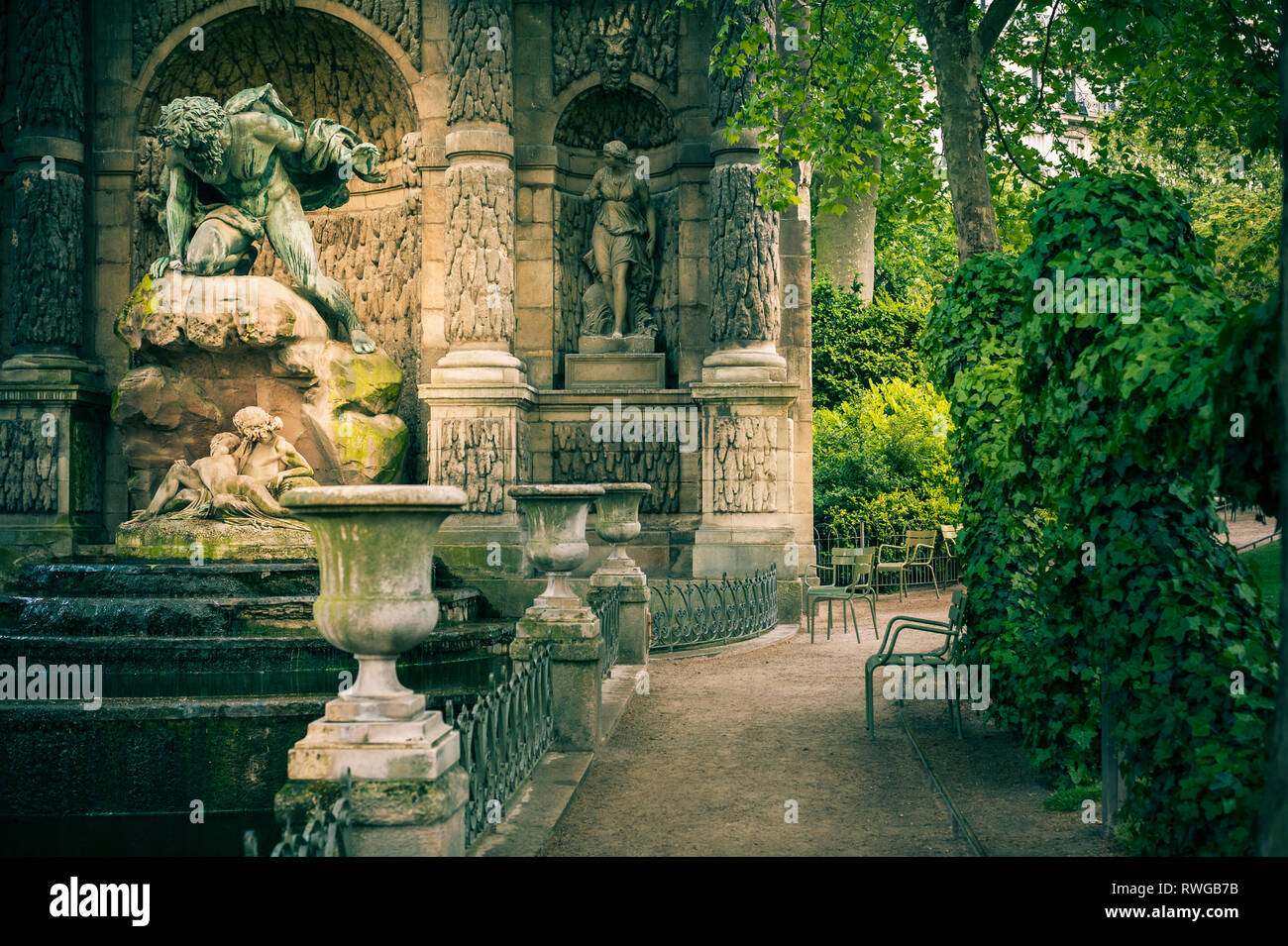 Die Medici-Brunnen (fr La Fontaine Médicis), ein monumentaler Brunnen im Jardin du Luxembourg im 6. Arrondissement in Paris. Stockfoto