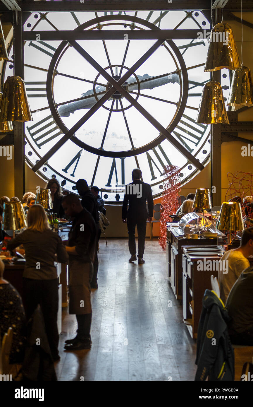 Das Interieur des Restaurants hinter der riesigen Uhr Fenster des Musee d'Orsay Stockfoto