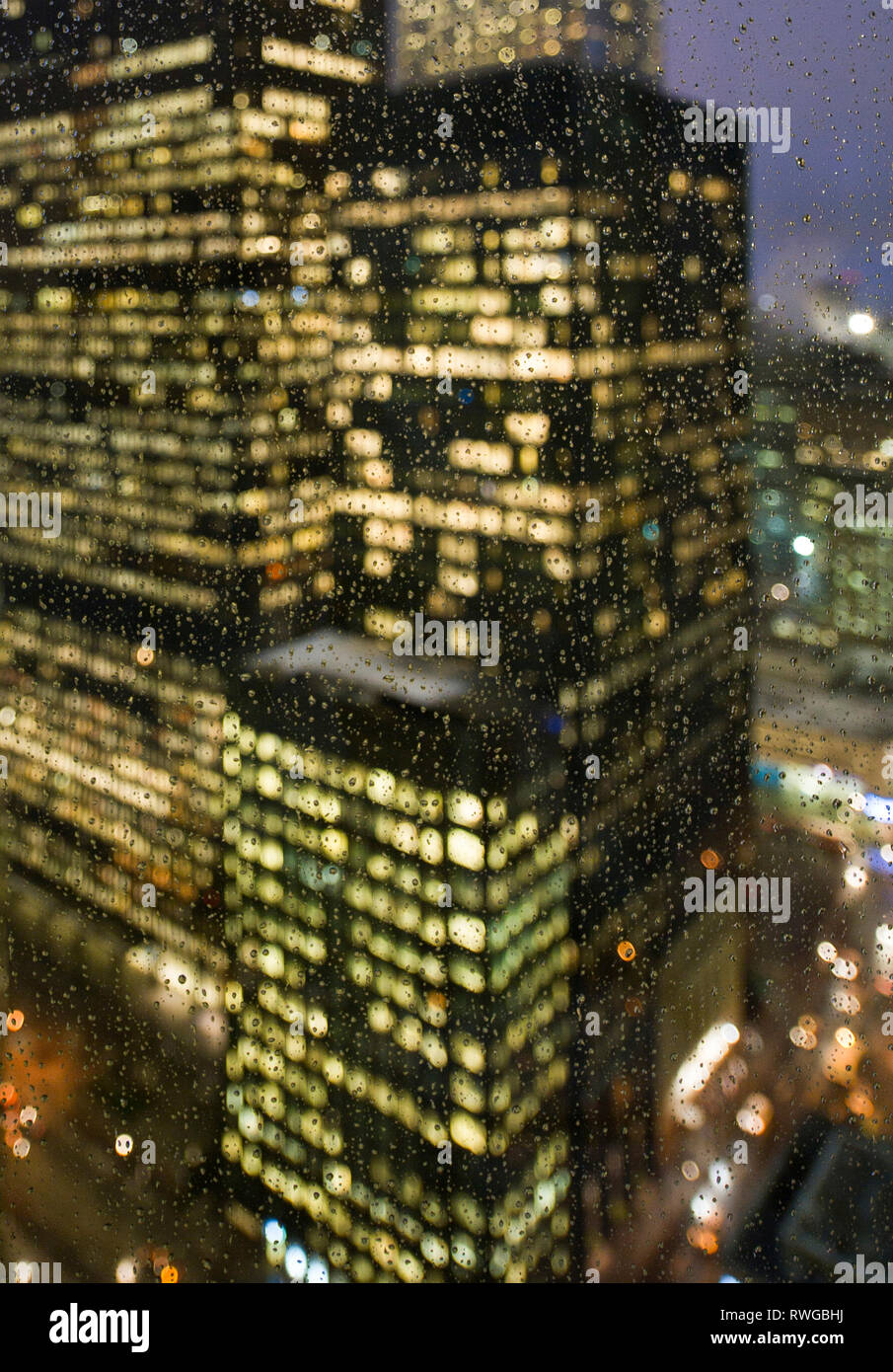 Hohe Betrachtungswinkel von einem Hochhaus, obwohl ein Regen durchnässt Fenster in der Innenstadt von Toronto, Kanada Stockfoto