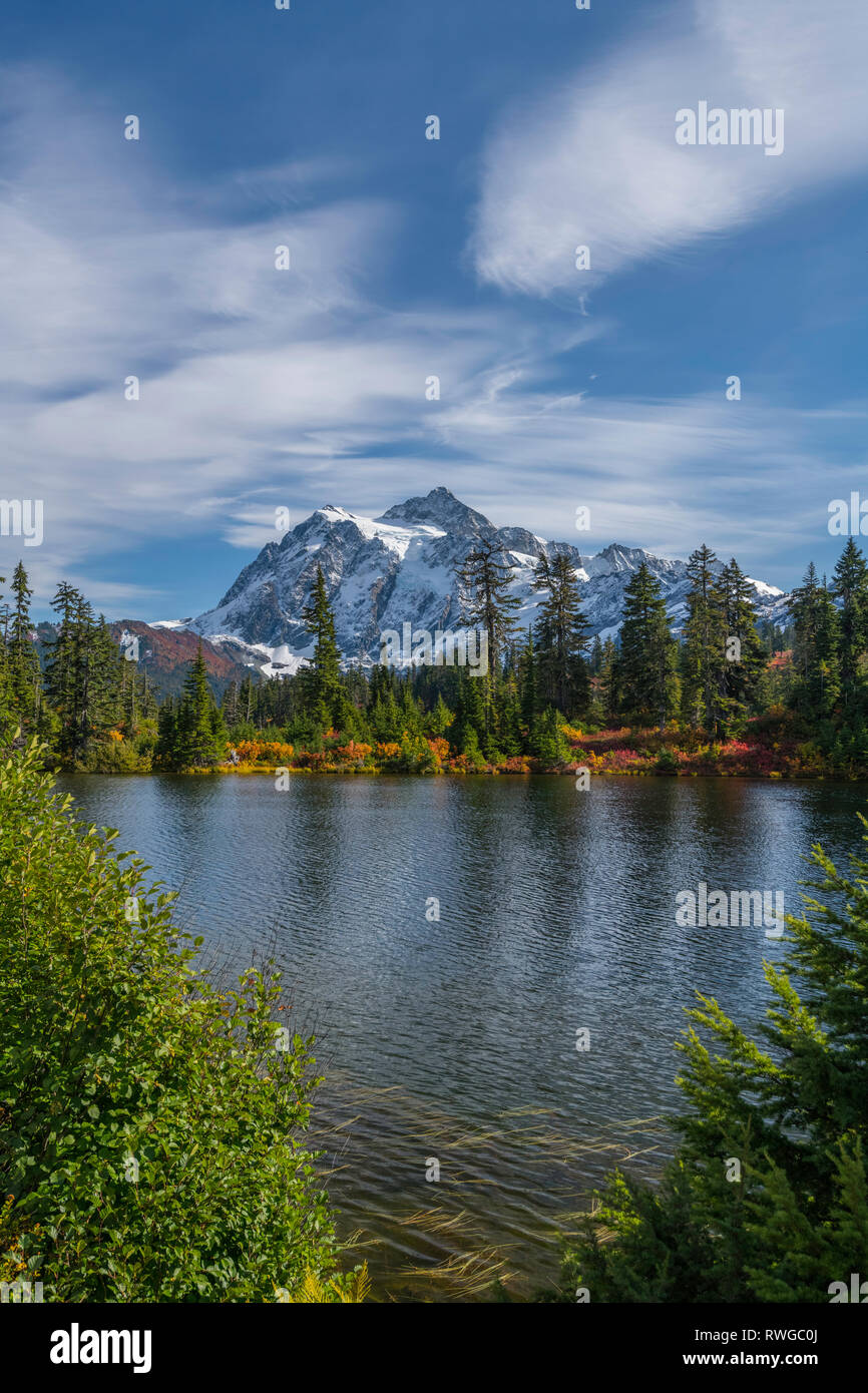 WASHINGTON - Mount Shuksan Reflecting in Picture Lake in Heather Meadows Erholungsgebiet in den North Cascades.Herbstfarben sind reichlich in der Vegetation. Stockfoto