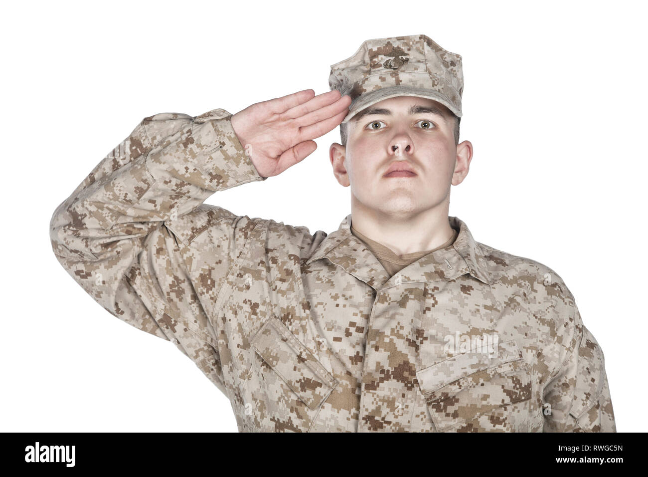 Studio Portrait von US-Soldat im Kampf einheitliche und Patrol cap geben Hand Salute. Stockfoto