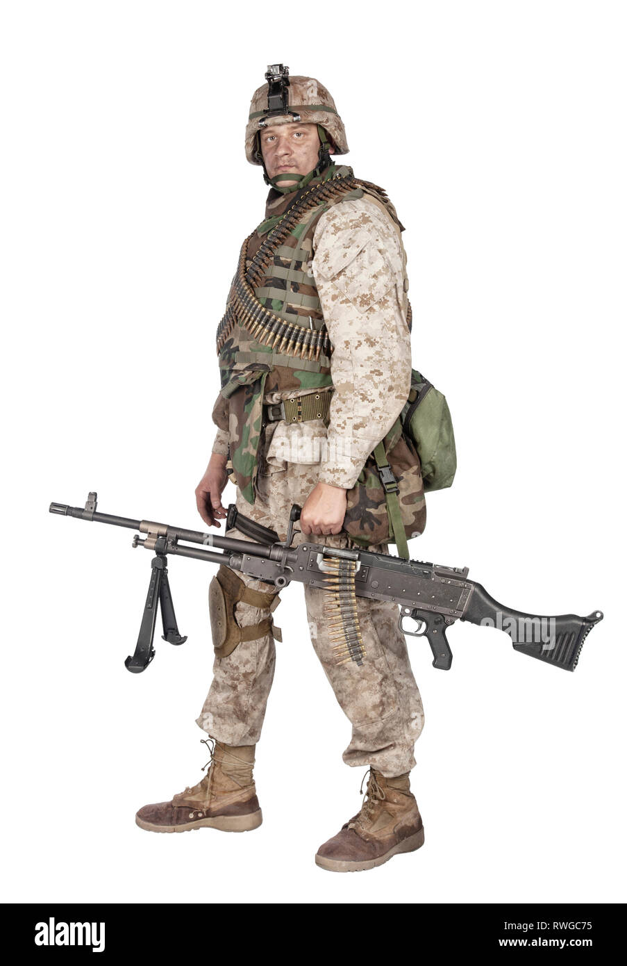 Soldat in der Tarnung combat Uniform stehend mit Maschinengewehr. Stockfoto
