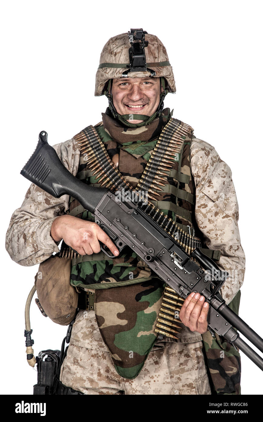 Soldat in der Tarnung combat Uniform stehend mit Maschinengewehr. Stockfoto