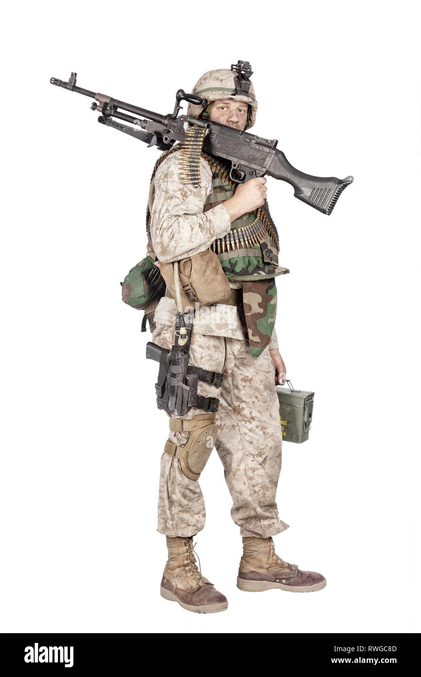 Soldat in der Tarnung combat Uniform stehend mit Gewehr auf der Schulter. Stockfoto