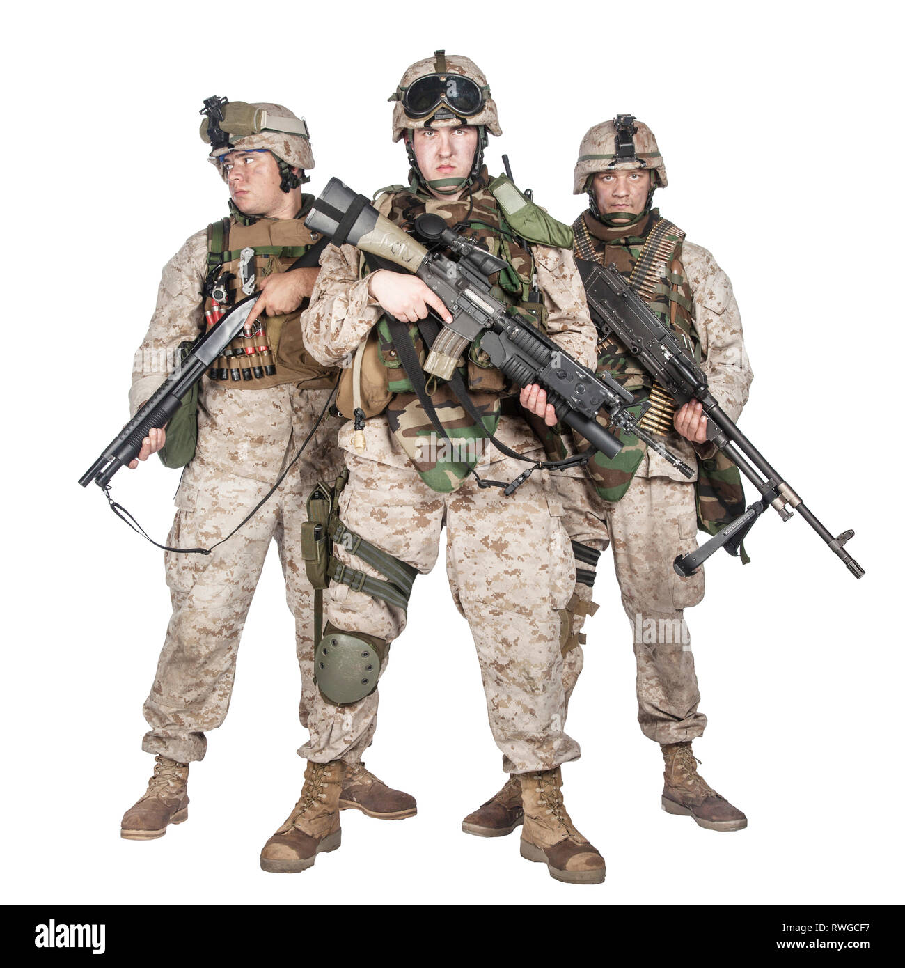 Volle Länge Gruppe Portrait von US-Marines im Kampf Uniformen, bewaffnet mit Waffen. Stockfoto