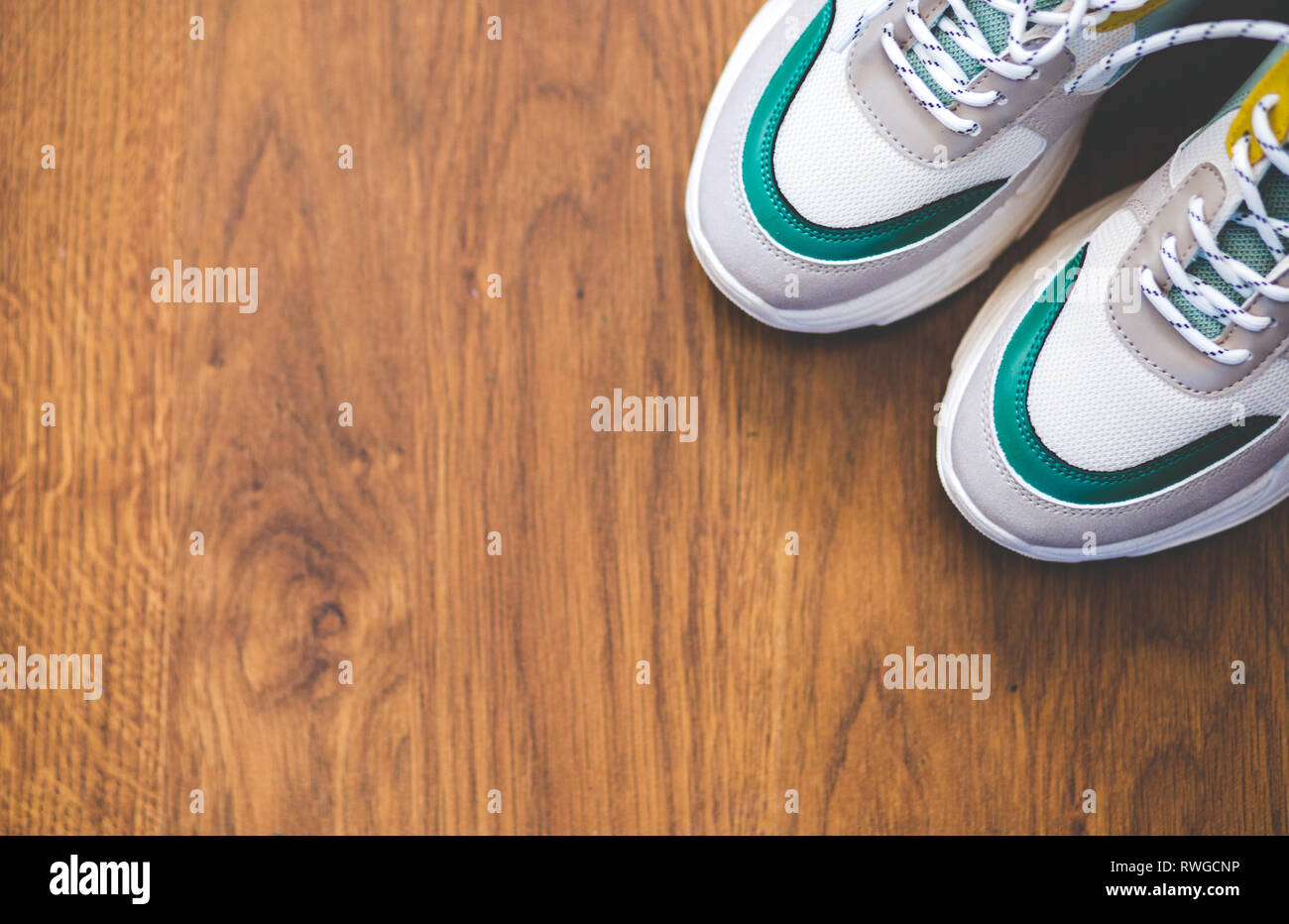 Paar Sport Schuhe auf Holz Hintergrund. Neue Turnschuhe und Paar Sport Schuhe auf Holz Hintergrund. Neue Turnschuhe und