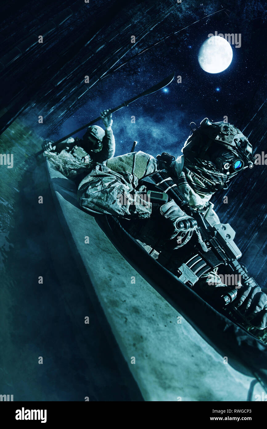 Spezielle Kräfte in einer Armee Kayak auf einer Wolke der Nacht bei Vollmond im Dschungel. Stockfoto
