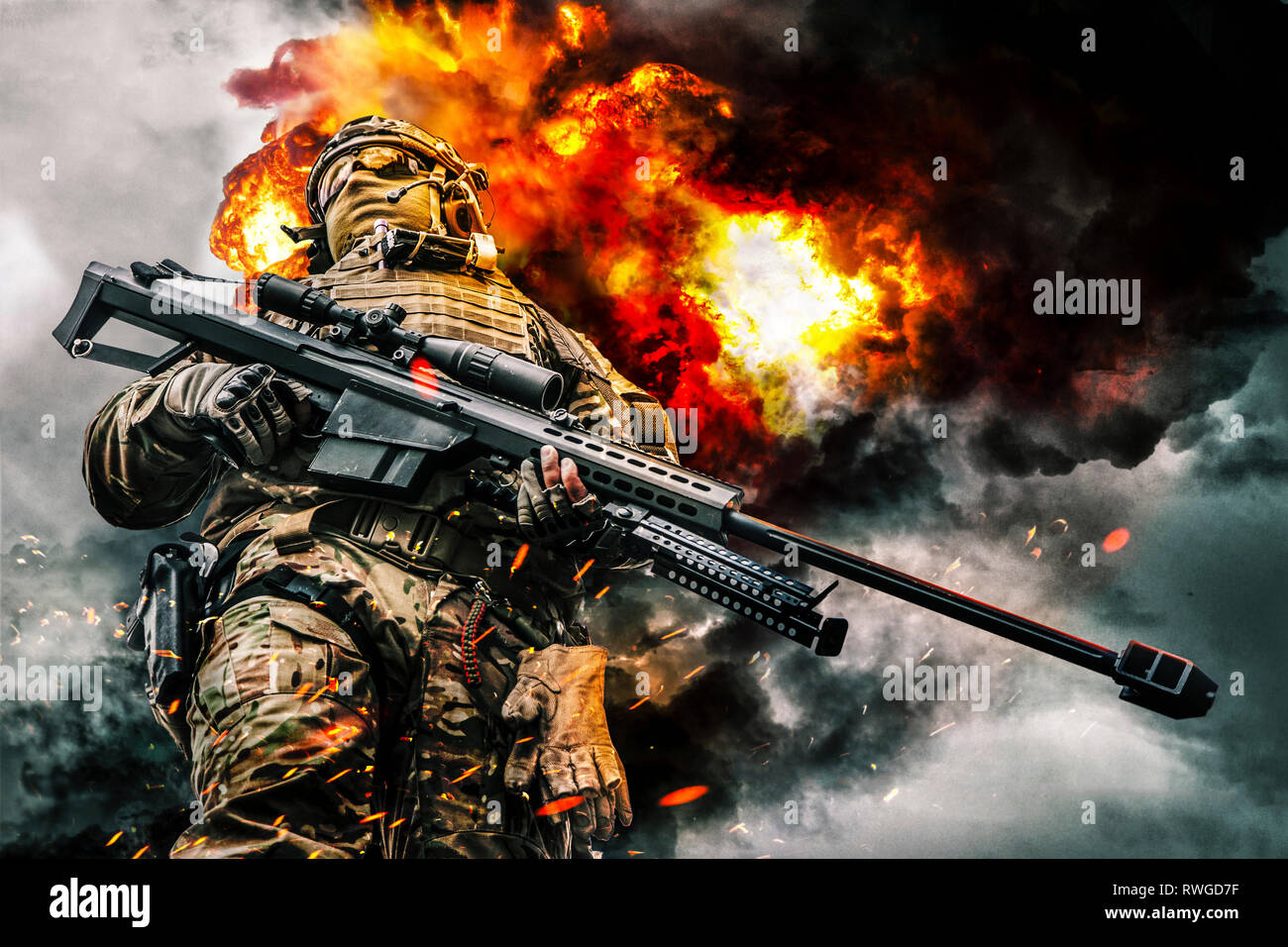 Low Angle View einer Armee Sniper mit großen Kaliber Gewehr und Explosionen im Hintergrund. Stockfoto