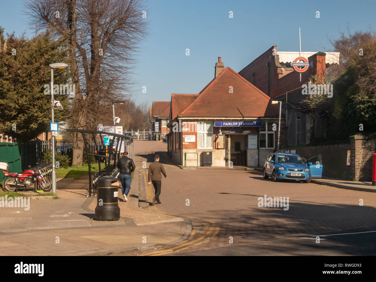 Fairlop, Essex, Großbritannien - 24 Februar, 2019: Blick auf fairlop Station, tfl U-Bahnstation in einem Vorort. Shot zeigt die Vorderseite der Karte aus Stockfoto