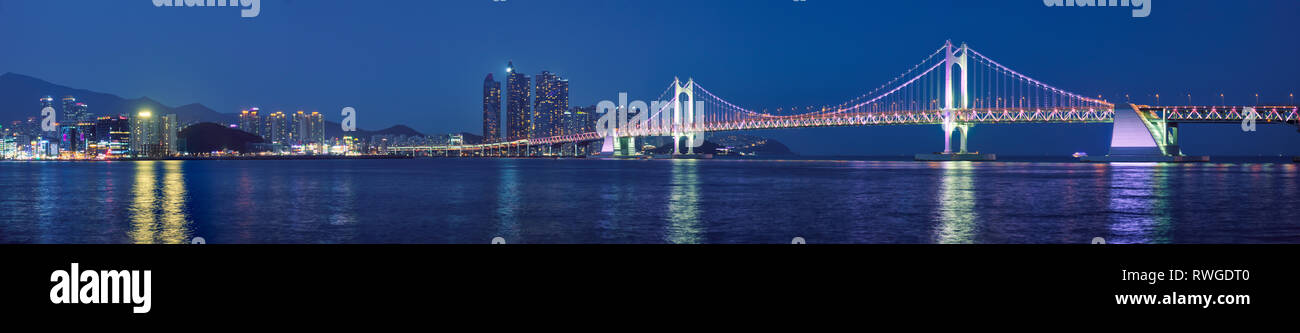 Gwangan Brücke und Wolkenkratzer in der Nacht. Busan, Südkorea Stockfoto