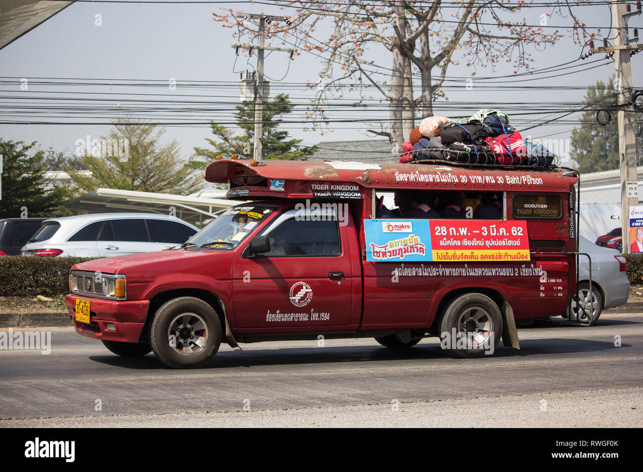 Chiangmai, Thailand - 18. Februar 2019: Rot taxi Chiang Mai. Service in der Stadt und um. Auf der straße Nr. 1001 8 km von Chiangmai. Stockfoto