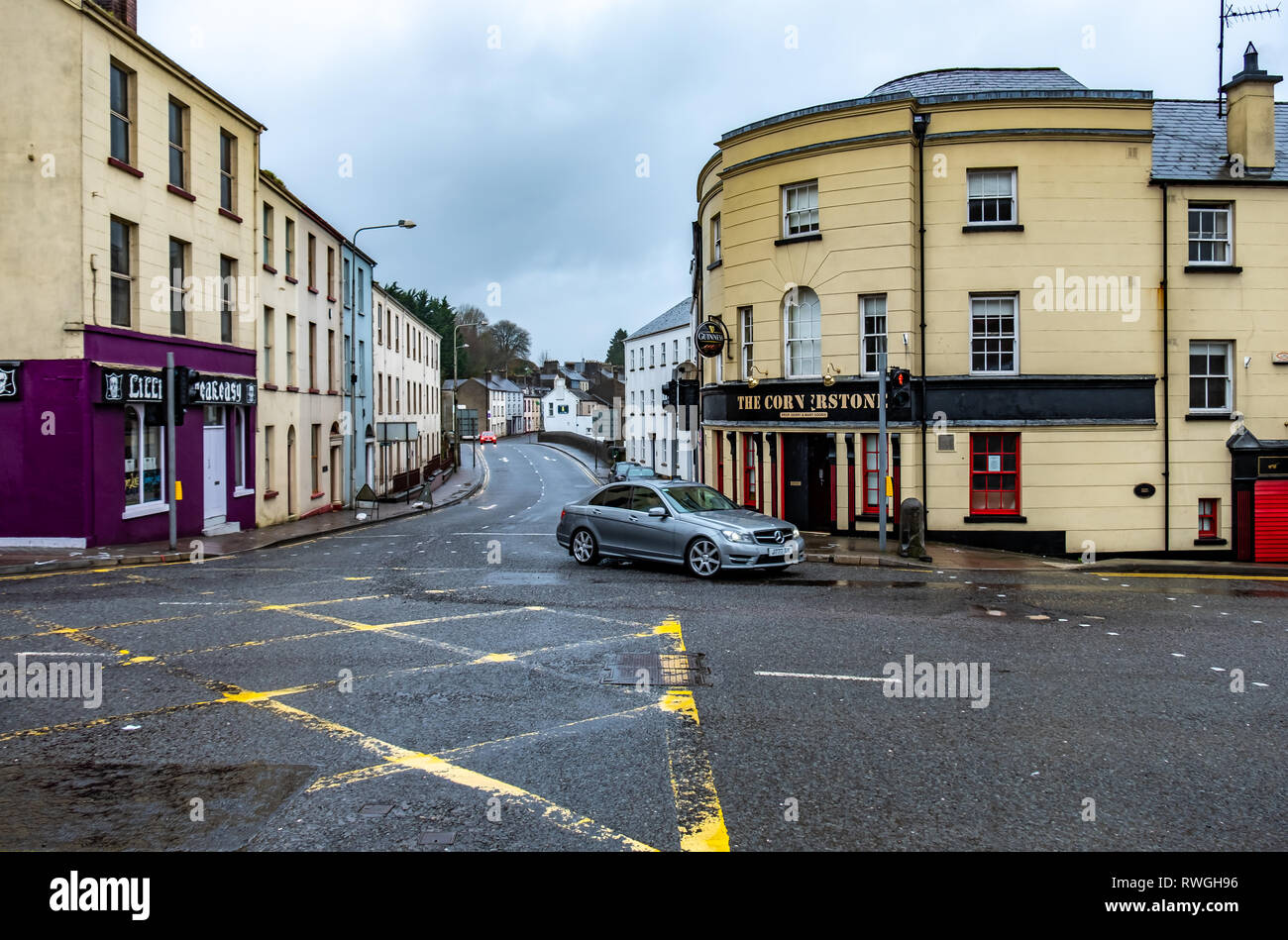 ENNISKILLEN, ULSTER/NORDIRLAND - 03. MÄRZ 2019: Autos bewegen sich in der Stadt in der Nähe der Polizeistation. Stockfoto