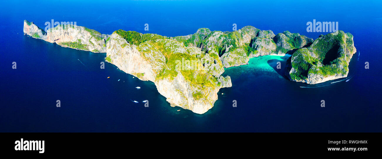 Ansicht von oben, Panoramablick auf das Luftbild von Koh Phi Phi Leh mit dem schönen Strand von Maya Bay gebadet durch ein TÜRKISFARBENES, klares Wasser. Stockfoto
