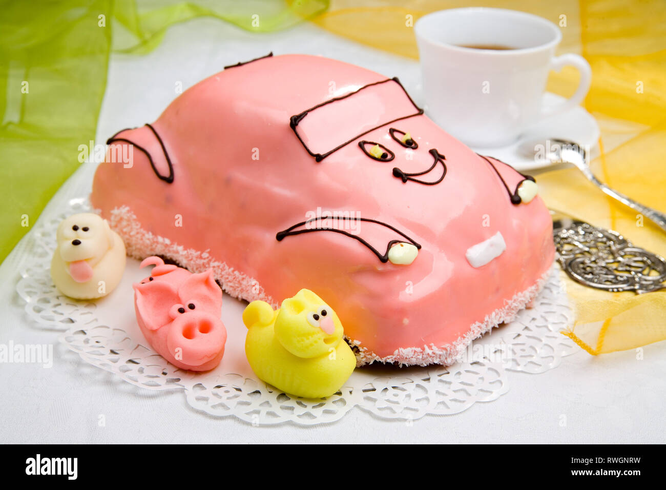 Süß und lecker Kuchen suchen Wie retro Auto und drei Passagiere: Schwein, Hund und Katze Stockfoto