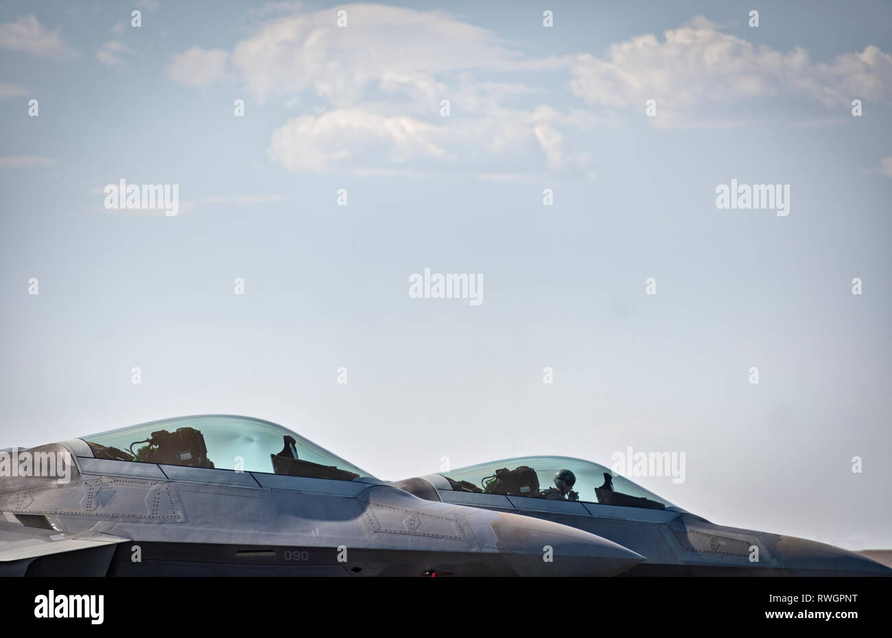 Zwei US Air Force F-22 Raptors, eines mit Pilot Vorbereitung für Flug Stockfoto