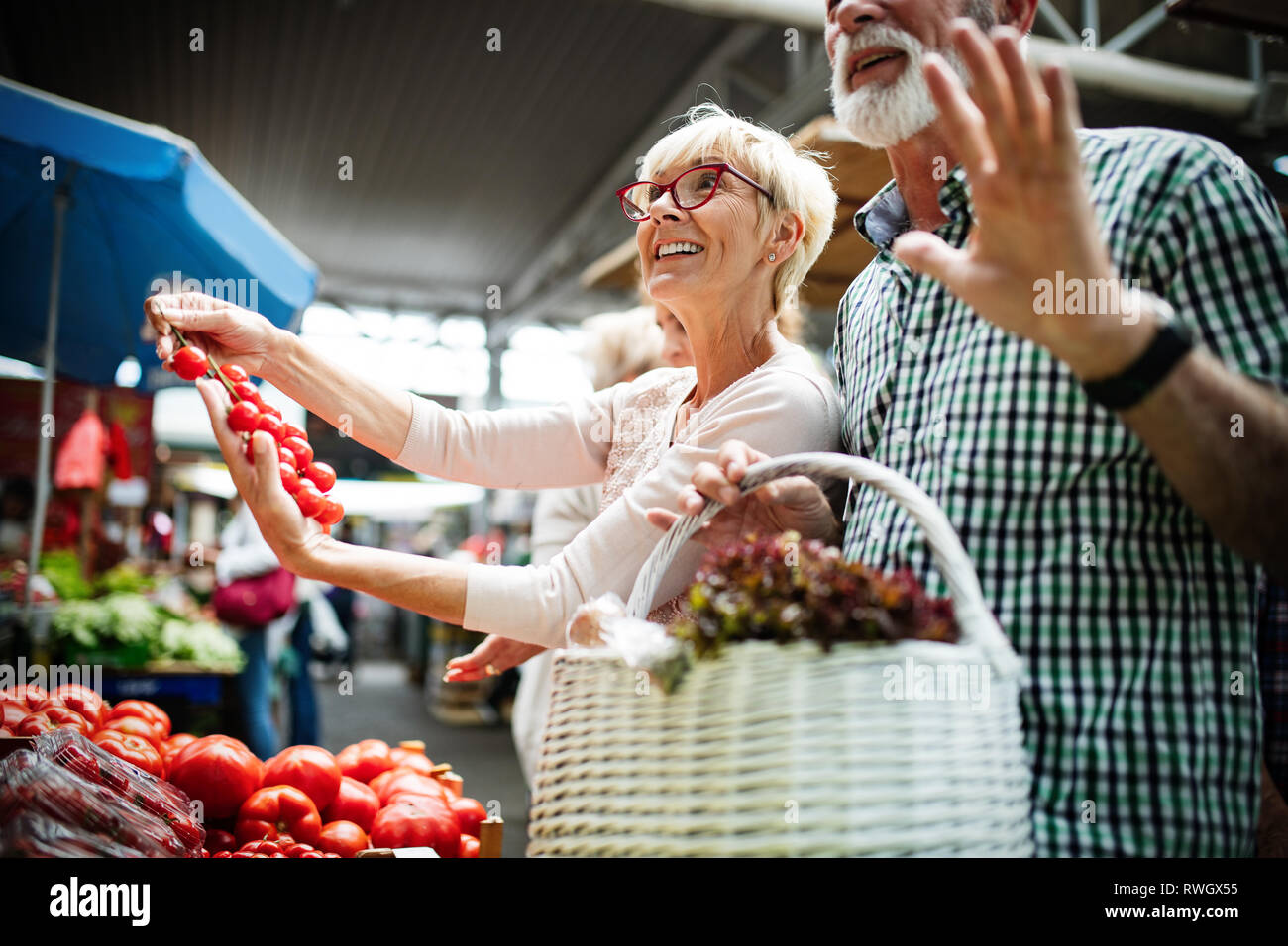 Senior shopping Paar mit Korb auf dem Markt. Gesunde Ernährung. Stockfoto