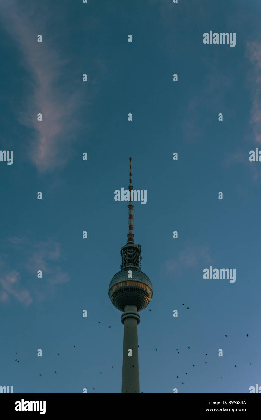 Low Angle View von Germanys highests Gebäude, die Televiesion Tower am Alexander Platz in Berlin, Deutschland Stockfoto