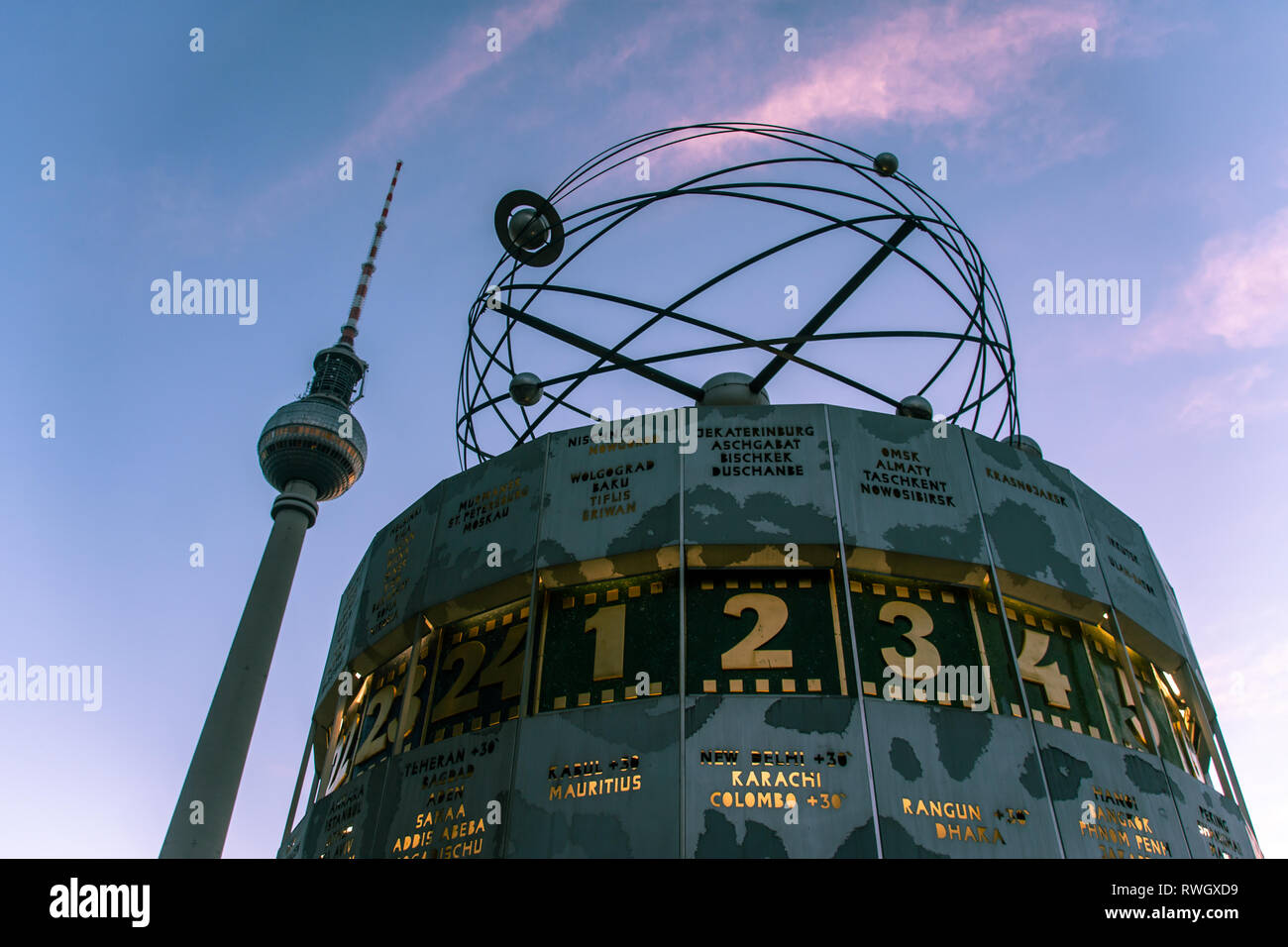 Low Angle Blick auf die Weltzeituhr in der Nähe von Germanys highests Gebäude, die Televiesion Tower am Alexander Platz in Berlin, Deutschland Stockfoto