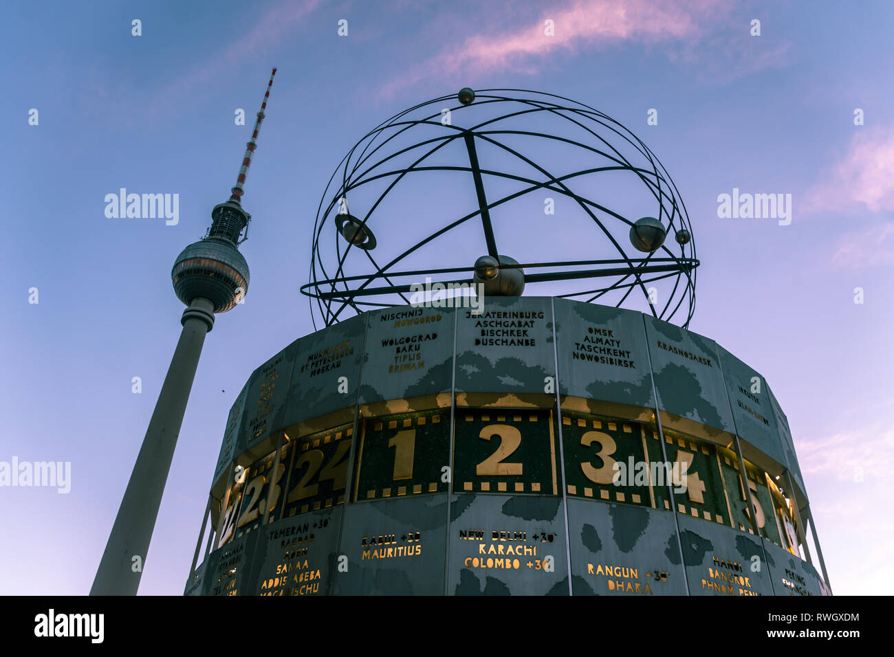 Low Angle Blick auf die Weltzeituhr in der Nähe von Germanys highests Gebäude, die Televiesion Tower am Alexander Platz in Berlin, Deutschland Stockfoto
