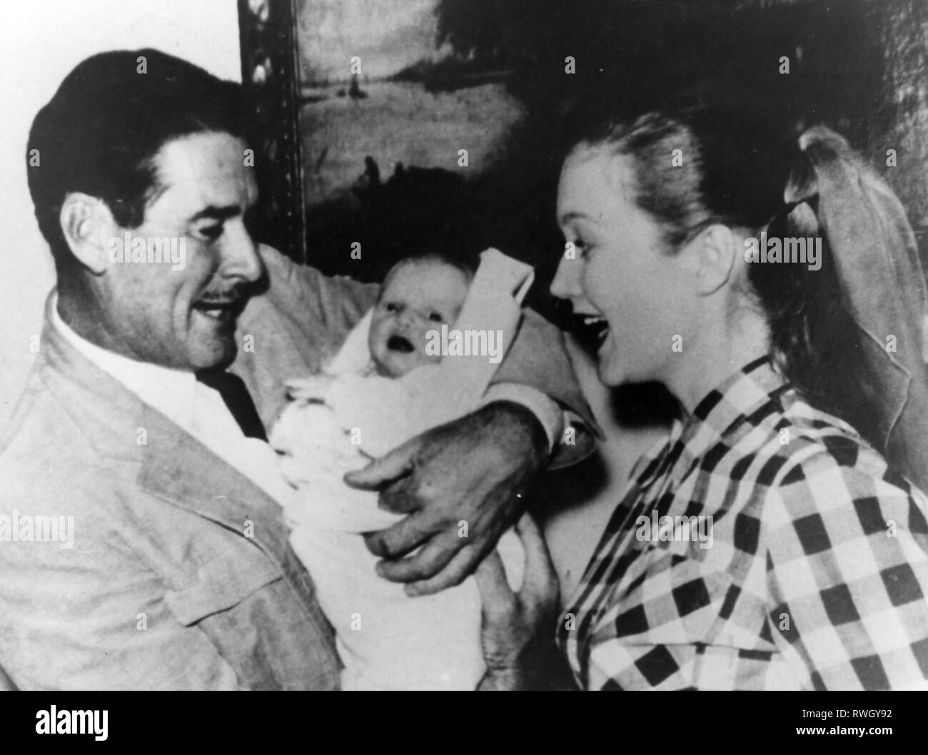 Flynn, Errol, 20.6.1909 - 14.10.1959, australisch-amerikanische Schauspieler, halbe Länge, mit 3. Frau Patrice Wymore, Tochter Arnella Roma, 1954, Additional-Rights - Clearance-Info - Not-Available Stockfoto