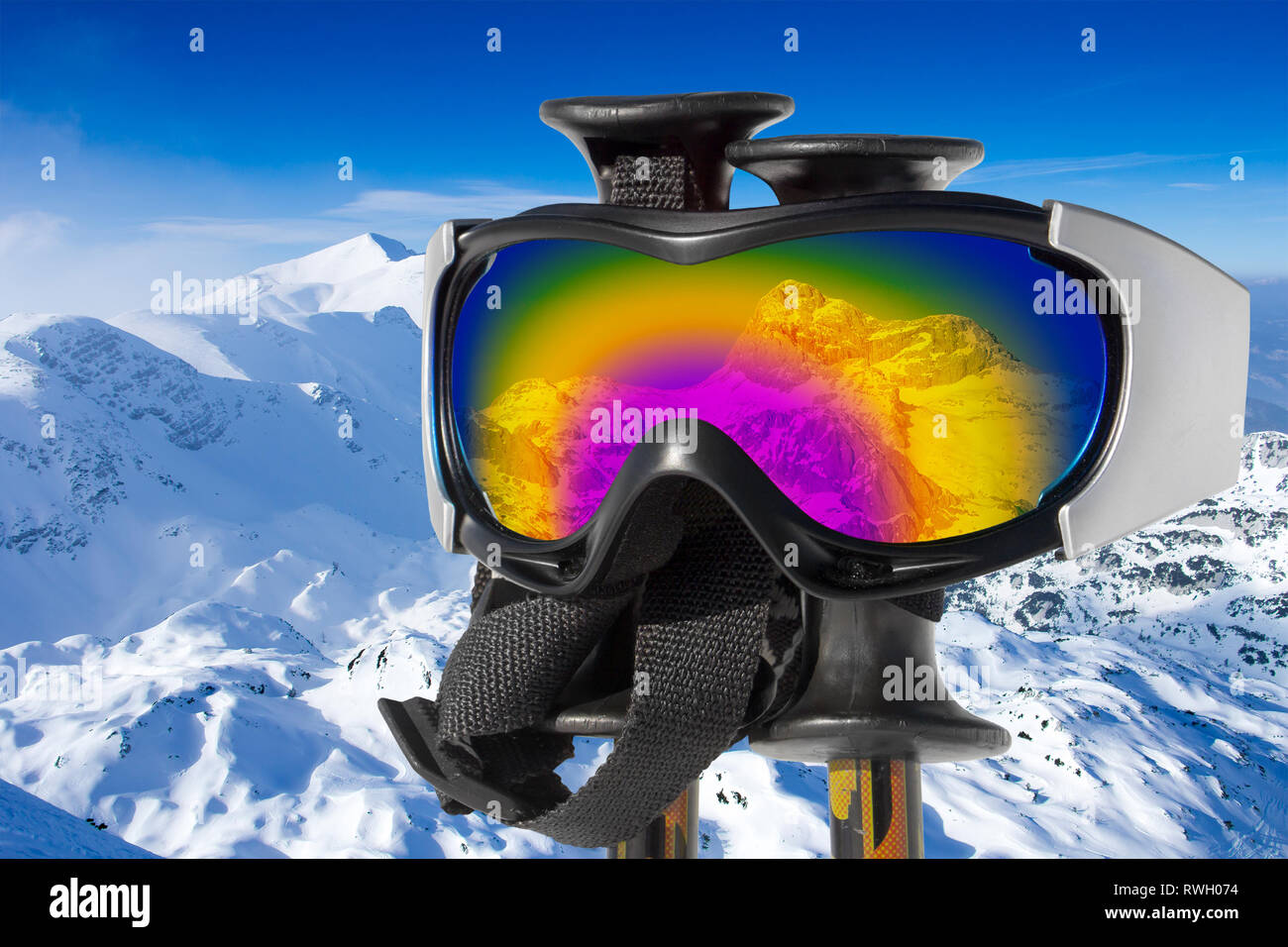 Reflexion der verschneiten Berg Triglav in Skibrillen auf Ski Stöcke Stockfoto