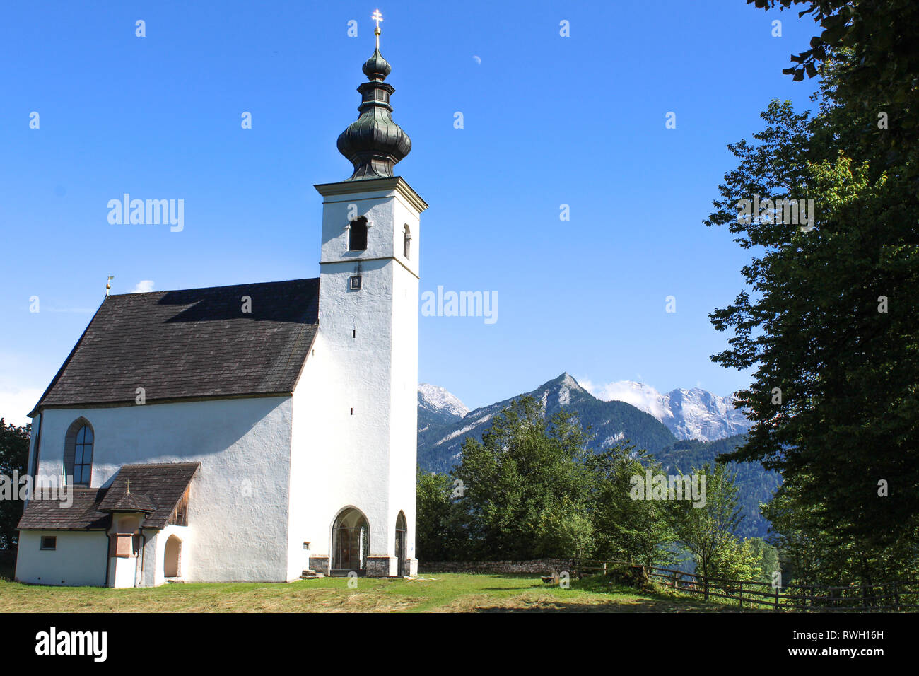 Weiße Kirche vor der Alpen Stockfoto